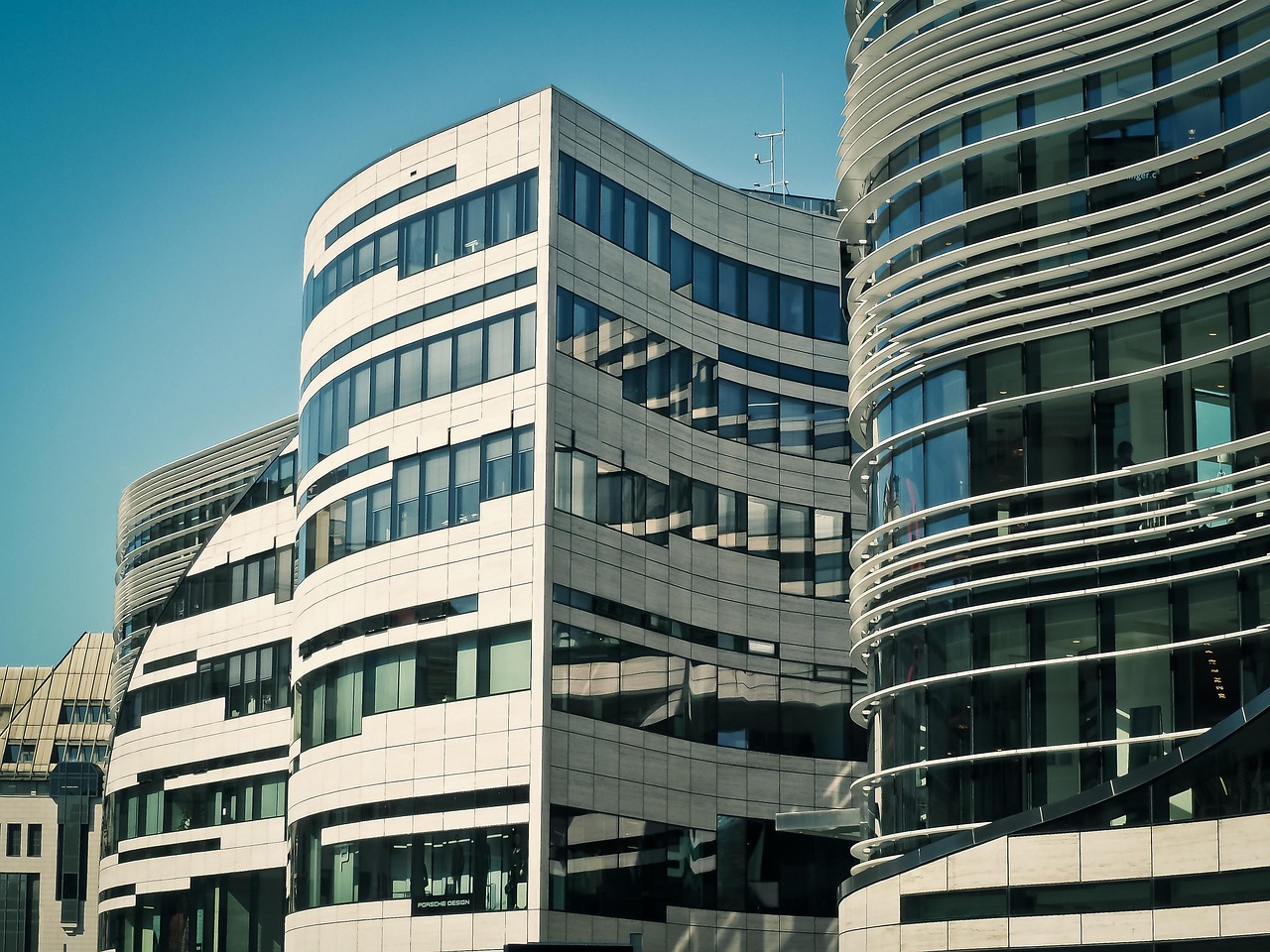 最新商業(yè)信息，對(duì)現(xiàn)代商業(yè)發(fā)展的核心作用與深遠(yuǎn)影響